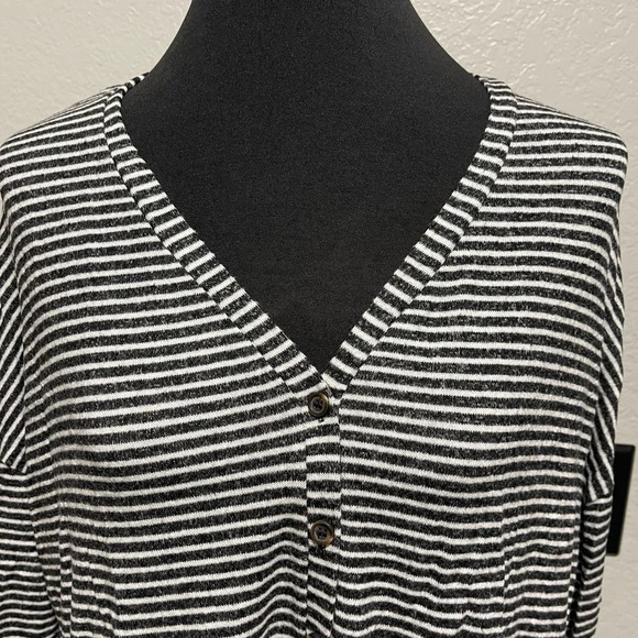 Forever 21 Lightweight Pinstriped Button Up V-Neck Cardigan Size Small - Picture 5 of 6